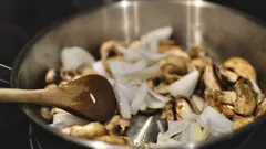 Smažené hříbky a cibule v nerezové misce